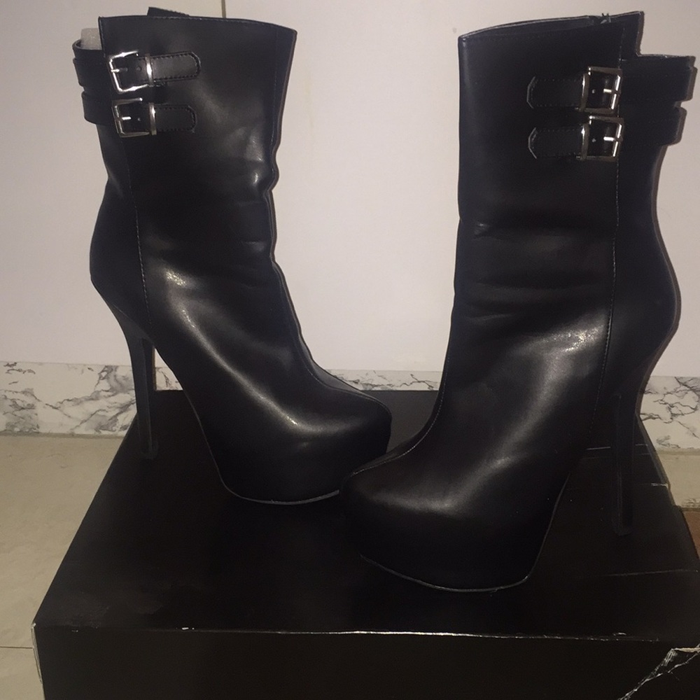 Ankle boots with buckle